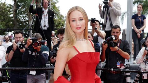 Jennifer Lawrence Bares It All and Flaunts Fully Naked Body in